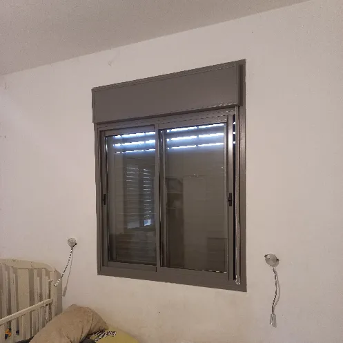 מתקין חוטים לתריסים