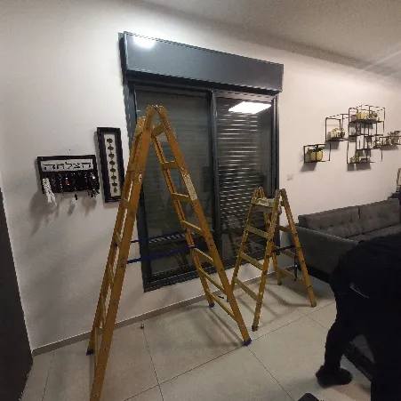 מתקין רצועות לתריסים