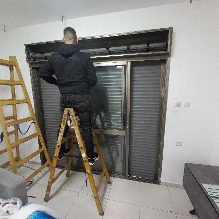 מתקין תריס פלסטיק